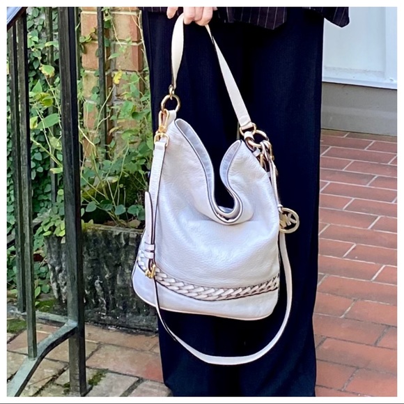 Fabulous Micheal Kors Leather chic Bucket Bag - Picture 7 of 9